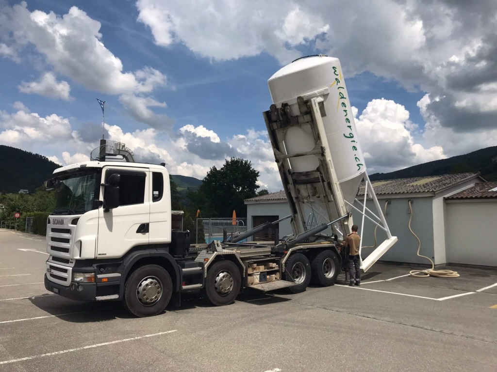 Bequeme Brennstoffversorgung - Waldenergie AG in Winznau - Holzpellets und Brennholz aus der Schweiz, Unterhalt von Naturstrassen 1